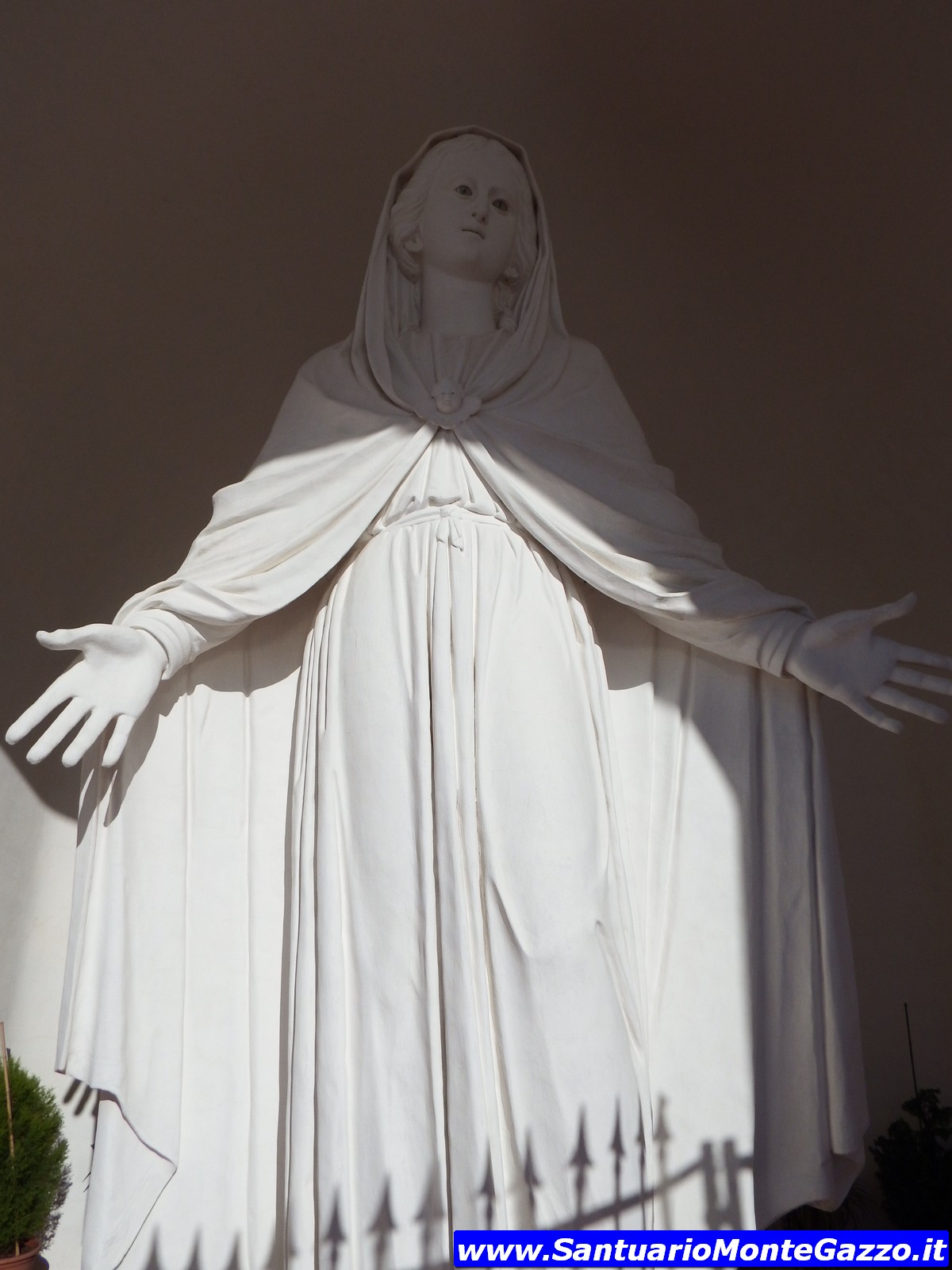 Statua della Madonna della Misericordia al Santuario del Monte Gazzo